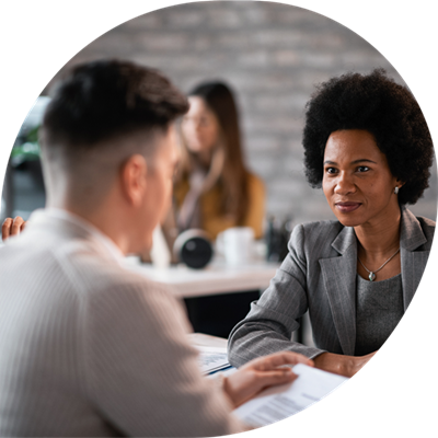 Ilustração de pessoas conectadas e procurando talentos